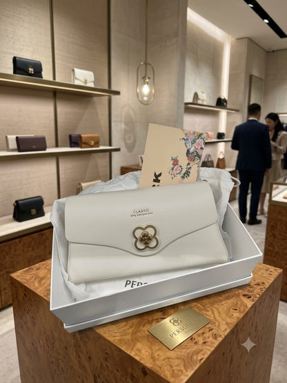 Elegance, wrapped in perfection.
A timeless statement piece designed for those who believe luxury is in the details. 🤍👜